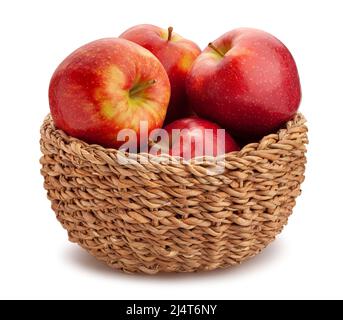 Rote Äpfel im Korbweg isoliert auf weiß Stockfoto