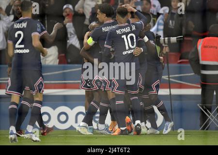 PARIS - Paris Saint Germain Spieler feiern Kylian Mbappe von Paris Saint-Germain's 2-1 während des Spiels der französischen Ligue 1 zwischen Paris Saint-Germain und Olympique Marseille am 17. April 2022 im Parc des Princes in Paris, Frankreich. GERRIT AUS KÖLN Stockfoto