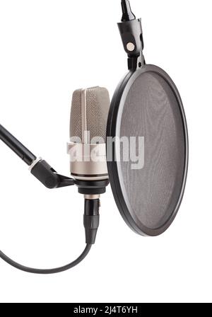 Kondensatormikrofon mit POP-Filter auf Stativpfad, isoliert auf Weiß Stockfoto