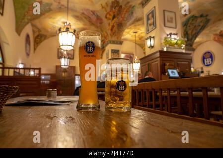 München, Deutschland - 04.07.2022: Berühmter hofbbrauhaus traditioneller Pud keller in München 2 HB Bierkannen Krugel Stockfoto