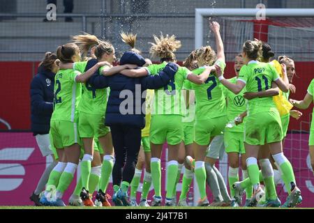 München, Deutschland. 17. April 2022. Abschlussjubiläum für die Wolfsburg-Spieler, Jubel, Freude, Begeisterung, Action. FC Bayern München - VFL Wolfsburg 1-3 Fußball DFB Pokal Frauen, Halbfinale am 17.. April 2022, FC Bayern Campus. DIE DFL-VORSCHRIFTEN VERBIETEN DIE VERWENDUNG VON FOTOS ALS BILDSEQUENZEN UND/ODER QUASI-VIDEO. Kredit: dpa/Alamy Live Nachrichten Stockfoto