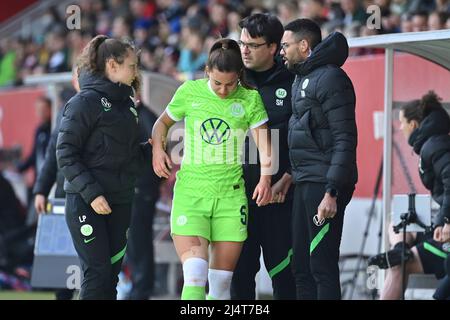 München, Deutschland. 17. April 2022. Lena OBERDORF (VFL Wolfsburg) verletzt, Verletzung. FC Bayern München - VFL Wolfsburg 1-3 Fußball DFB Pokal Frauen, Halbfinale am 17.. April 2022, FC Bayern Campus. DIE DFL-VORSCHRIFTEN VERBIETEN DIE VERWENDUNG VON FOTOS ALS BILDSEQUENZEN UND/ODER QUASI-VIDEO. Kredit: dpa/Alamy Live Nachrichten Stockfoto