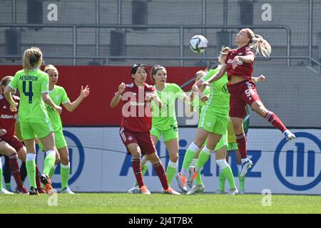 München, Deutschland. 17. April 2022. HeadBall Hanna GLAS (FCB), Action. FC Bayern München - VFL Wolfsburg 1-3 Fußball DFB Pokal Frauen, Halbfinale am 17.. April 2022, FC Bayern Campus. DIE DFL-VORSCHRIFTEN VERBIETEN DIE VERWENDUNG VON FOTOS ALS BILDSEQUENZEN UND/ODER QUASI-VIDEO. Kredit: dpa/Alamy Live Nachrichten Stockfoto