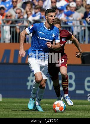 17. April 2022, Merck Stadium am Bollenfalltor, Darmstadt, GER, 2. FBL, Darmstadt 98 vs FC Schalke 04, DFL-Vorschriften verbieten die Verwendung von Fotos als Bildsequenzen und/oder quasi-Video. Im Bild Klaus Gjassula (Darmstadt) Stockfoto