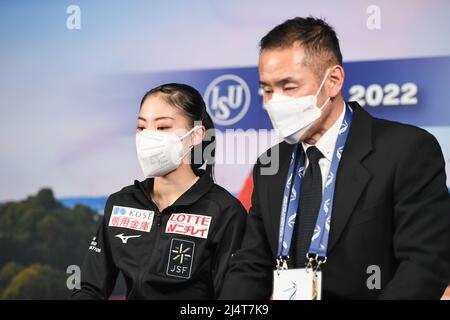 Rion SUMIYOSHI (JPN), bei Kiss & Cry während des Freilaufens der Frauen, bei den ISU-Junioren-Eiskunstlauf-Weltmeisterschaften 2022, in der Tondiraba Ice Hall, am 17. April 2022 in Tallinn, Estland. Quelle: Raniero Corbelletti/AFLO/Alamy Live News Stockfoto