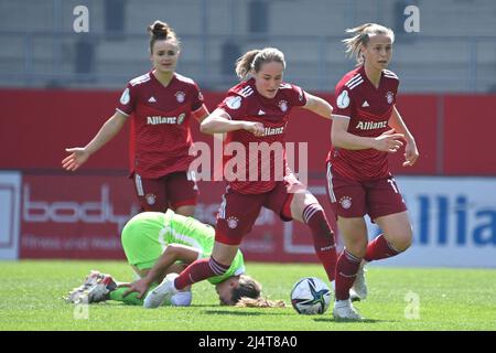 München, Deutschland. 17. April 2022. Sydney LOHMANN (FCB) auf dem Ball, Action, FC Bayern München - VFL Wolfsburg 1-3 Fußball DFB Cup Frauen, Halbfinale am 17.. April 2022, FC Bayern Campus. DIE DFL-VORSCHRIFTEN VERBIETEN DIE VERWENDUNG VON FOTOS ALS BILDSEQUENZEN UND/ODER QUASI-VIDEO. Kredit: dpa/Alamy Live Nachrichten Stockfoto