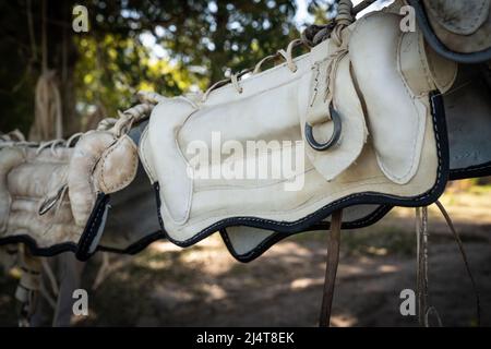Von den Guachos handgefertigte Ausrüstung zum Reiten von Pferden in Südamerika, aus Leder und Metall Stockfoto