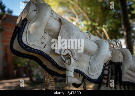 Von den Guachos handgefertigte Ausrüstung zum Reiten von Pferden in Südamerika, aus Leder und Metall Stockfoto