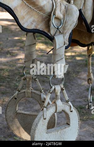 Von den Guachos handgefertigte Ausrüstung zum Reiten von Pferden in Südamerika, aus Leder und Metall Stockfoto