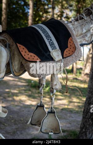 Von den Guachos handgefertigte Ausrüstung zum Reiten von Pferden in Südamerika, aus Leder und Metall Stockfoto