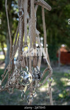 Von den Guachos handgefertigte Ausrüstung zum Reiten von Pferden in Südamerika, aus Leder und Metall Stockfoto