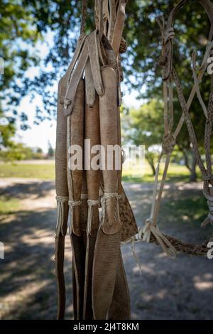 Von den Guachos handgefertigte Ausrüstung zum Reiten von Pferden in Südamerika, aus Leder und Metall Stockfoto
