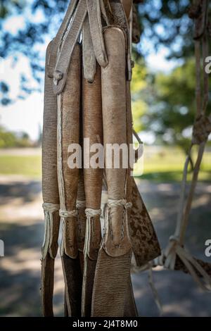 Von den Guachos handgefertigte Ausrüstung zum Reiten von Pferden in Südamerika, aus Leder und Metall Stockfoto