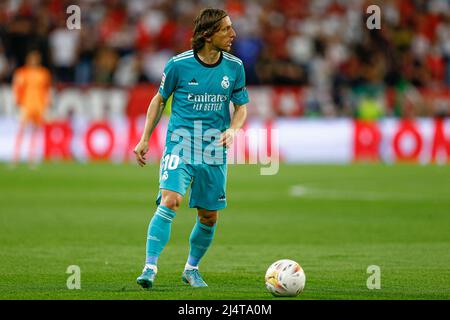 Sevilla, Spanien. 17. April 2022. Luka Modric von Real Madrid während des La Liga-Spiels zwischen dem FC Sevilla und Real Madrid spielte am 17. April 2022 im Sanchez Pizjuan Stadium in Sevilla, Spanien. (Foto von Antonio Pozo/PRESSINPHOTO) Quelle: PRESSINPHOTO SPORTS AGENCY/Alamy Live News Stockfoto