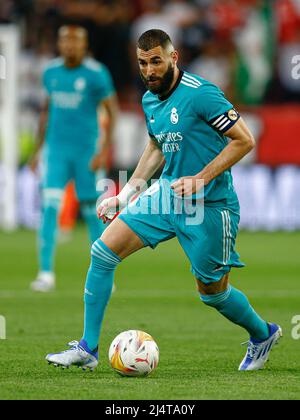 Sevilla, Spanien. 17. April 2022. Karim Benzema von Real Madrid während des La Liga-Spiels zwischen dem FC Sevilla und Real Madrid spielte am 17. April 2022 im Sanchez Pizjuan Stadium in Sevilla, Spanien. (Foto von Antonio Pozo/PRESSINPHOTO) Quelle: PRESSINPHOTO SPORTS AGENCY/Alamy Live News Stockfoto