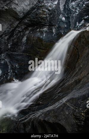 Nahaufnahme des Wassers, das durch Felsen fließt, in Lauterbrunnen, Schweiz Stockfoto