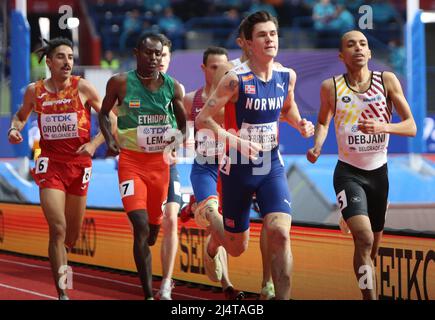 Jakob INGEBRIGTSEN aus Norwegen , Teddese LEMI aus Äthiopien , Saúl Ordóñez aus Spanien und Ismael DEBJANI aus Belgien heizen 800 M Frauen während der Leichtathletik-Hallenweltmeisterschaften 2022 am 19. März 2022 in der stark Arena in Belgrad, Serbien - Foto Laurent Lairys / DPPI Stockfoto