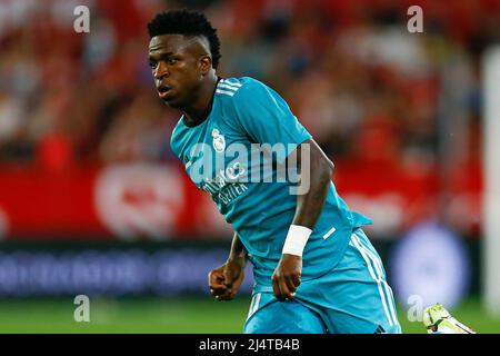 Sevilla, Spanien. 17. April 2022. Vinicius Junior von Real Madrid während des La Liga-Spiels zwischen dem FC Sevilla und Real Madrid spielte am 17. April 2022 im Sanchez Pizjuan Stadium in Sevilla, Spanien. (Foto von Antonio Pozo/PRESSINPHOTO) Quelle: PRESSINPHOTO SPORTS AGENCY/Alamy Live News Stockfoto