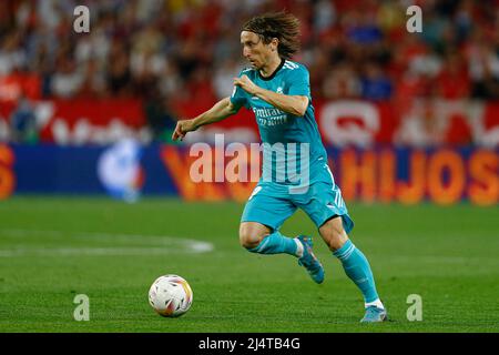 Sevilla, Spanien. 17. April 2022. Luka Modric von Real Madrid während des La Liga-Spiels zwischen dem FC Sevilla und Real Madrid spielte am 17. April 2022 im Sanchez Pizjuan Stadium in Sevilla, Spanien. (Foto von Antonio Pozo/PRESSINPHOTO) Quelle: PRESSINPHOTO SPORTS AGENCY/Alamy Live News Stockfoto