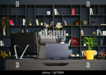 Tisch mit Laptop im Home-Office-Innenraum Stockfoto