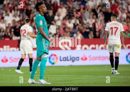 Sevilla, Spanien. 17. April 2022. La Liga Spanisches Fußballspiel La Liga Sevilla vs Real Madrid im Ramon sanchez Pizjuan Stadion, Sevilla 17 April, 2022 Militao 900/Cordon Pressequelle: CORDON PRESS/Alamy Live News Stockfoto