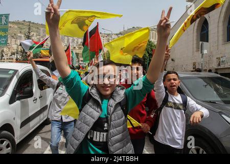 Nablus, Palästina. 17. April 2022. Palästinensische Kinder singen Parolen während der Demonstration. Palästinensische Kundgebung anlässlich des Palästinensischen Gefangenentags (an dem die Palästinenser sich ihrer in israelischen Gefängnissen inhaftierten Freunde und Familienmitglieder gedenken), in der die Freilassung palästinensischer Häftlinge in israelischen Besatzungsgefängnissen gefordert wird. Kredit: SOPA Images Limited/Alamy Live Nachrichten Stockfoto