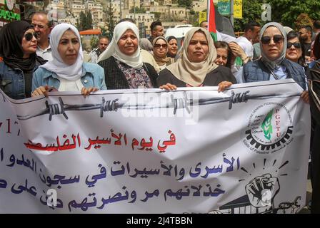 Nablus, Palästina. 17. April 2022. Palästinensische Demonstranten halten während der Demonstration ein Transparent mit ihrer Meinung. Palästinensische Kundgebung anlässlich des Palästinensischen Gefangenentags (an dem die Palästinenser sich ihrer in israelischen Gefängnissen inhaftierten Freunde und Familienmitglieder gedenken), in der die Freilassung palästinensischer Häftlinge in israelischen Besatzungsgefängnissen gefordert wird. Kredit: SOPA Images Limited/Alamy Live Nachrichten Stockfoto