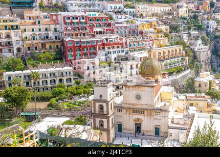 Positano, Italien; 17. April 2022 - Blick auf die Kirche Santa Maria Assunta, Positano, Italien. Stockfoto