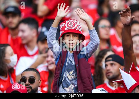 Porto-Bucht, Brasilien. 17. April 2022. RS - Porto Alebre - 04/17/2022 - BRASILIANISCHER A 2022, INTERNACIONAL X FORTALEZA - Internacional Fans während eines Spiels gegen Fortaleza im Beira-Rio Stadion für die brasilianische Meisterschaft A 2022. Foto: Pedro H. Tesch/AGIF/Sipa USA Quelle: SIPA USA/Alamy Live News Stockfoto