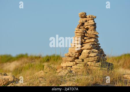 cairn, von Menschen geschaffene Haufen oder Stapel von Steinen Stockfoto