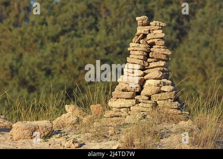 cairn, von Menschen geschaffene Haufen oder Stapel von Steinen Stockfoto