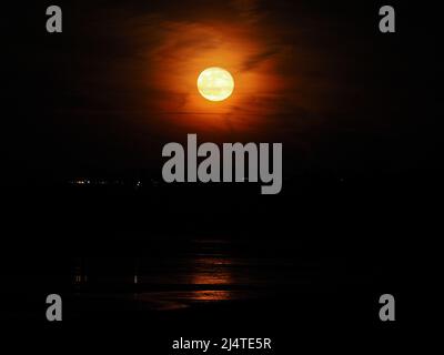 Sheerness, Kent, Großbritannien. 17. April 2022. Wetter in Großbritannien: Der vollständige Pink Moon, der aus Sheerness, Kent, aufsteigt. Kredit: James Bell/Alamy Live Nachrichten Stockfoto