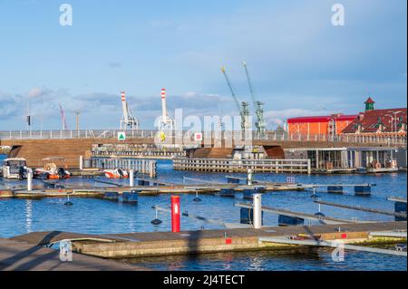 Nordöstlicher Yachthafen. Voll ausgestatteter, moderner und ökologischer Yachthafen im touristischen Zentrum von Stettin. Polen. Stockfoto