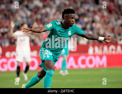 Sevilla, Spanien. 17. April 2022. La Liga Spanisches Fußballspiel La Liga Sevilla vs Real Madrid im Stadion Ramon sanchez Pizjuan, Sevilla 17 April, 2022 Vinicius 900/Cordon Pressequelle: CORDON PRESS/Alamy Live News Stockfoto