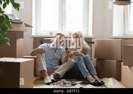 Reifes Paar bereiten Haus für Reparaturen Arbeiten wählen Fliesenfarbe Stockfoto