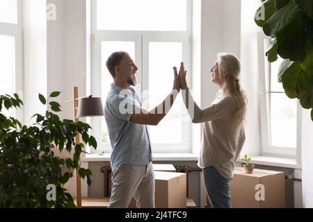 Reifes Paar vollenden Umzug Tag geben hohe fünf Gefühl glücklich Stockfoto