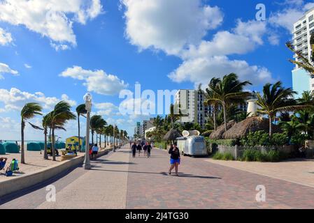 Hollywood, Florida, USA - 5. März 2017: Der Hollywood Beach Broadwalk ist eine berühmte 2,5 Meilen lange Promenade, die entlang des Atlantiks verläuft. Stockfoto