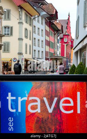 Aarau, Schweiz - 3. November 2021: Die Altstadt von Aarau, das ist eine Gemeinde, und die Hauptstadt des nordschweizerischen Kantons Aargau. Stockfoto