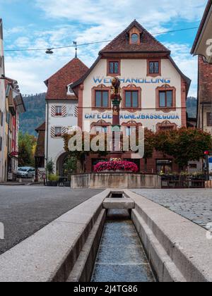 Delemont, Schweiz - 19. Oktober 2021: Weinhandlung in Delemont, der Hauptstadt des schweizer Kantons Jura Stockfoto