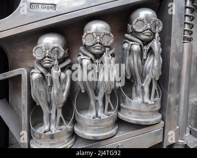 Gruyeres, Schweiz - 23. November 2021: Surrealistische Statue des außerirdischen Maschinenmenschen, Kreation des Künstlers Giger Stockfoto