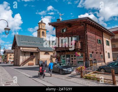 Livigno, Italien - 29. September 2021: Livigno ist eine Stadt und ein speziell verwaltetes Gebiet in der Region Lombardei in den italienischen Alpen und eine Pflicht f Stockfoto