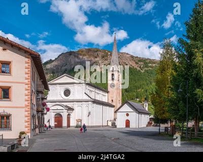 Livigno, Italien - 29. September 2021: Die Kirche von Livigno, eine Stadt und ein Gebiet mit besonderer Verwaltung in der Region Lombardei in den italienischen Alpen Stockfoto