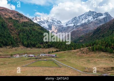 Livigno, Italien - 29. September 2021: Wunderschöne Herbstlandschaft in der Region Livigno in Sondrio, Italien, bekannt für Duty-Free-Shopping. Stockfoto