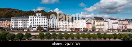 Lourdes, Frankreich - 26. Oktober 2021: Panoramabild von Hotels am Ufer des Flusses Ousse im Wallfahrtsort Lourdes, Frankreich Stockfoto