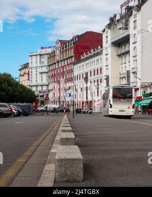 Lourdes, Frankreich - 26. Oktober 2021: Hotels für Touristen und Pilger in Lourdes, wo die heilige Maria erschien Stockfoto