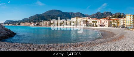 Menton, Frankreich - 7. Dezember 2021: Panorama des berühmten französischen Badeortes Menton an der Mittelmeerküste Stockfoto