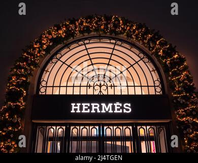 Zürich, Schweiz - 30. Dezember 2021: Hermes ist ein französisches Luxus-Designhaus für Lederwaren, Lifestyle-Accessoires, Wohnmöbel, Parfümerie, Stockfoto