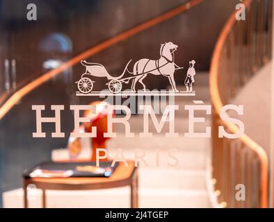 Zürich, Schweiz - 30. Dezember 2021: Hermes ist ein französisches Luxus-Designhaus für Lederwaren, Lifestyle-Accessoires, Wohnmöbel, Parfümerie, Stockfoto