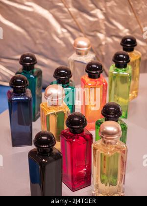 Zürich, Schweiz - 30. Dezember 2021: Stilistisch gestaltete Parfümflaschen in verschiedenen Farben Stockfoto