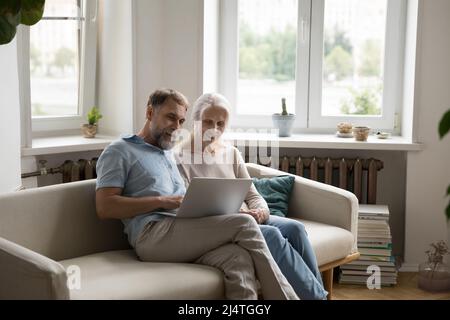 Ältere Paar verwenden Laptop genießen Kauf im Internet Stockfoto